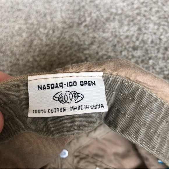 VENUS WILLIAMS TENNIS MEMORABILIA SIGNED NASDAQ-100 HAT & OTHER - Picture 6 of 6